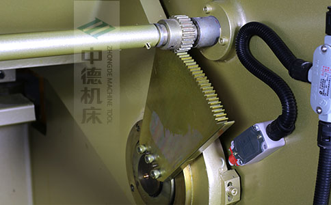 ZDS-832采用高精度刀片間隙調(diào)節(jié)齒輪，經(jīng)過淬火高硬度又耐磨，表面鍍鋅不生銹，長年累月使用依然有很高的調(diào)節(jié)精度.jpg