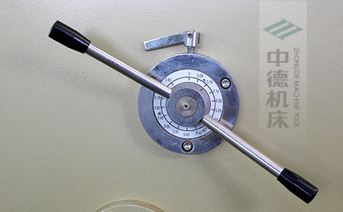 ZDS-832剪板機(jī)刀片間隙手動(dòng)調(diào)節(jié)器，刻度清淅，調(diào)節(jié)省力又簡便.jpg